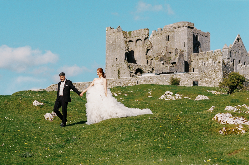 Cashel_Palace_Styled_Challenge_Ireland_couple_wideshot_hill