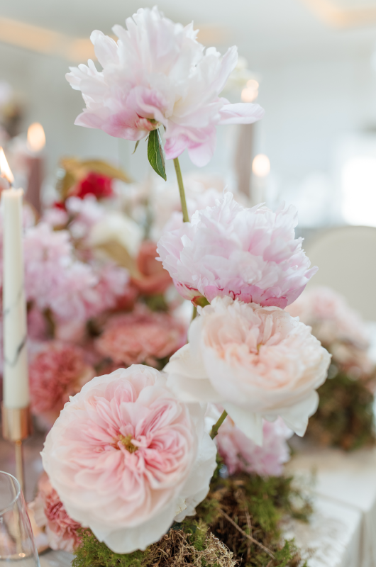 Cashel_Palace_Styled_Challenge_Ireland_dining_table_flowers