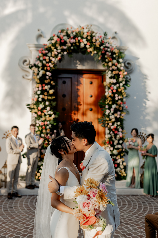 mango weddings maya riviera wedding example izzy and robert couple kiss at end of altar