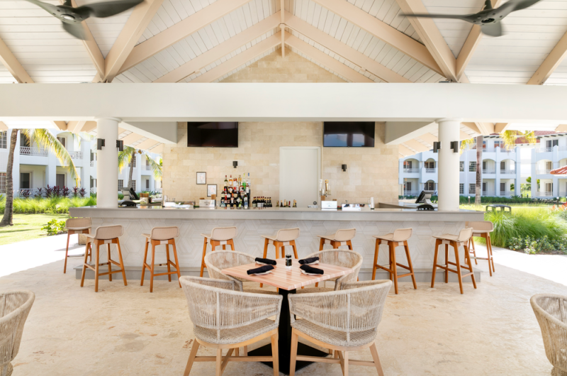 Hyatt Regency Puerto Rico’s Holiday Season Is the Perfect Time to Say ‘I Do’” hyatt pool bar Hyatt Regency Puerto Rico’s Holiday Season Is the Perfect Time to Say ‘I Do’” hyatt pool bar